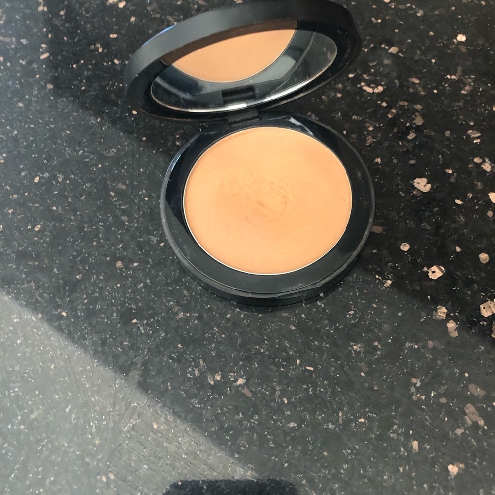 Em Cosmetics Sculpting Powder in Silhouette